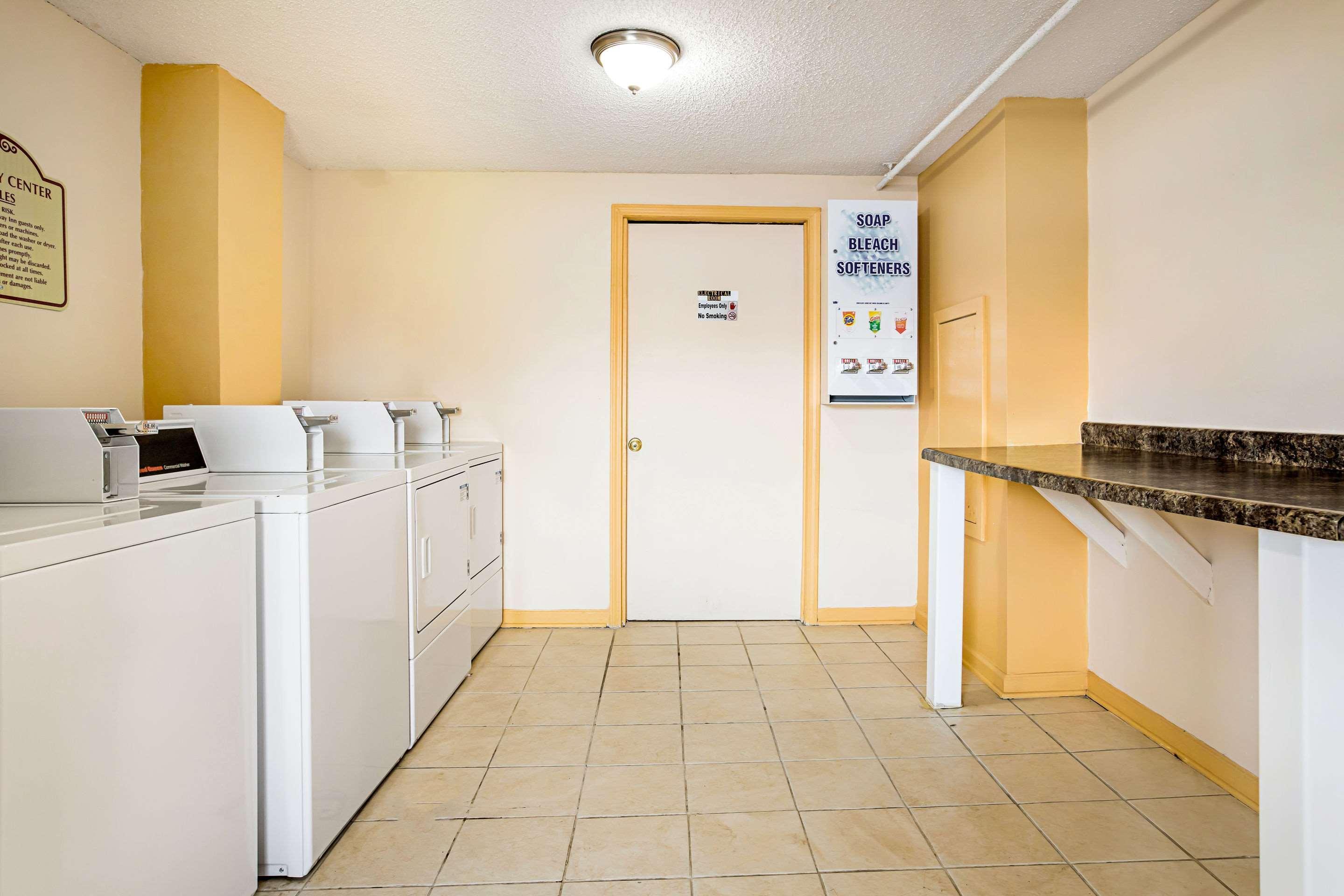 Rodeway Inn Metro Airport Ромулус Экстерьер фото