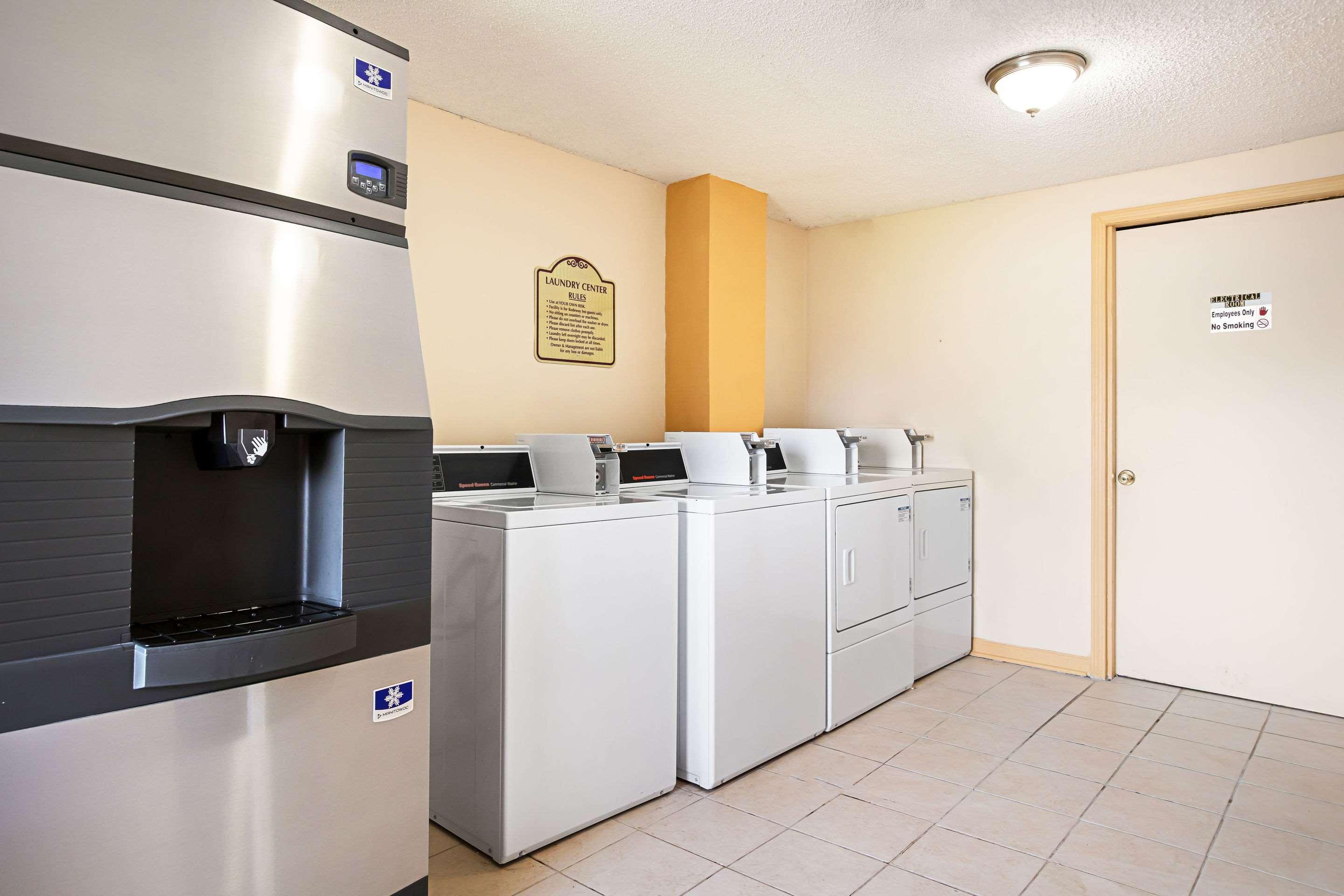 Rodeway Inn Metro Airport Ромулус Экстерьер фото